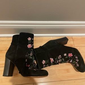 Sam Edelman size 8.5 women’s vegan suede floral embroidered